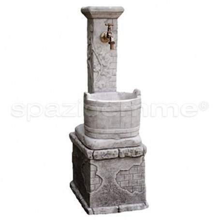 Fontana a colonna Katrin con base