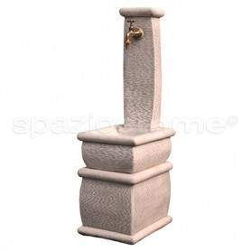 Fontana a colonna Naila con base